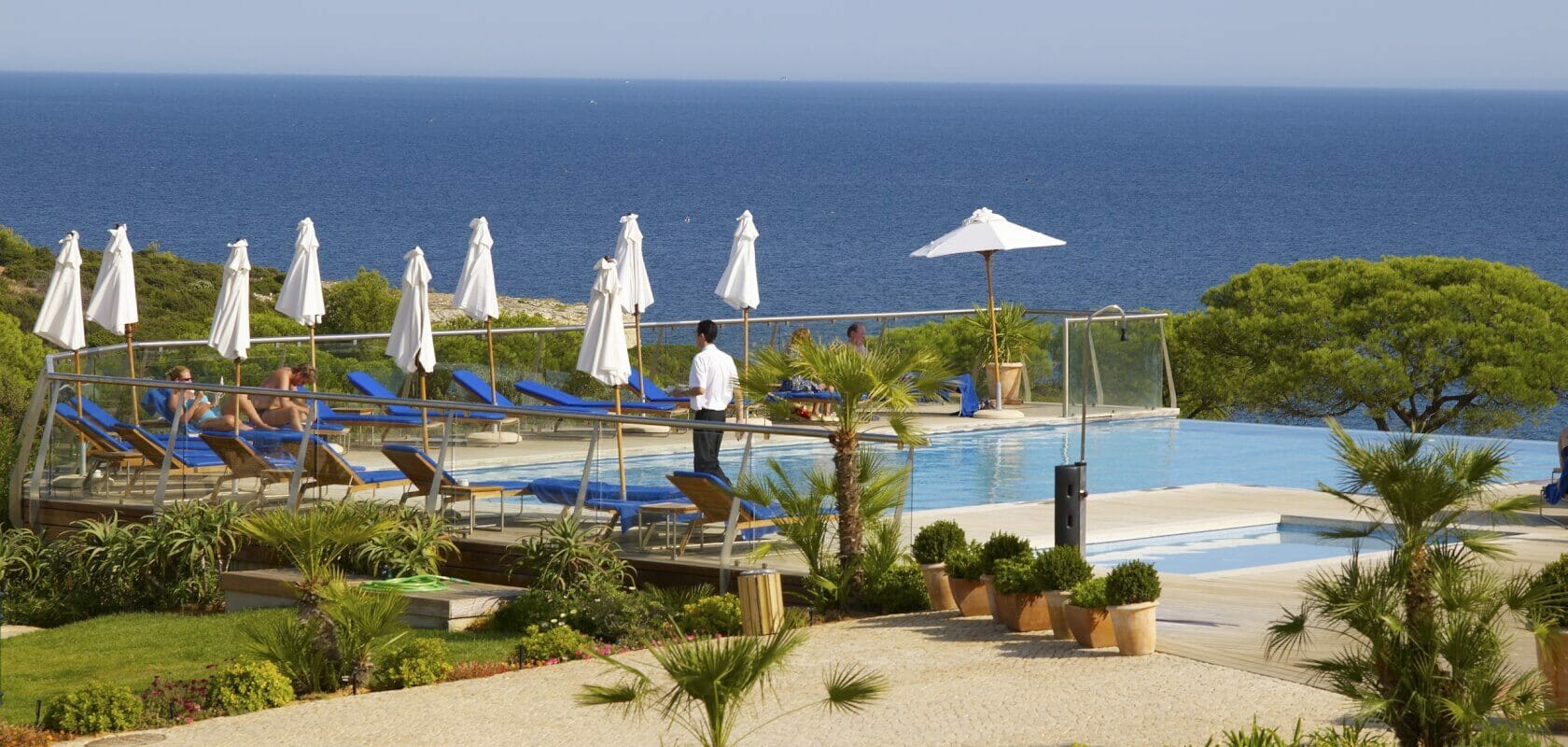 Kellner am Pool mit Meerblick Suites Alba